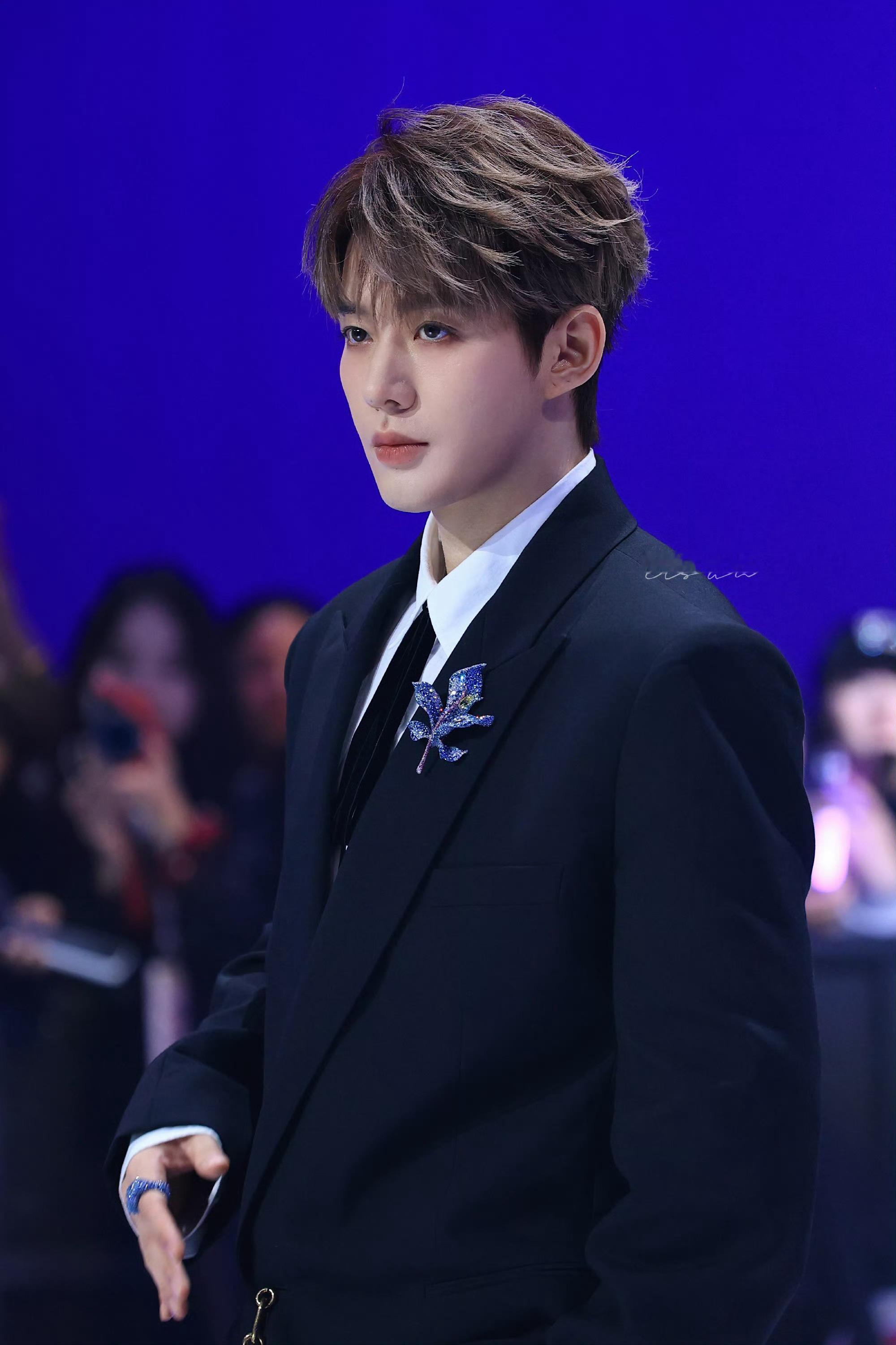 邓为潘婷奢护代言人 ·微博年度星光人物 愿你在人生的道路上，勇敢追梦，不畏困难，