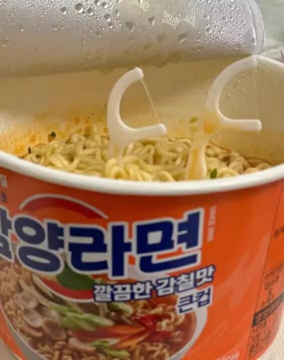 韩国泡面为啥不带叉子啊？！为了激发本能吗？
为了吃面我真的

激发了远古祖先类人