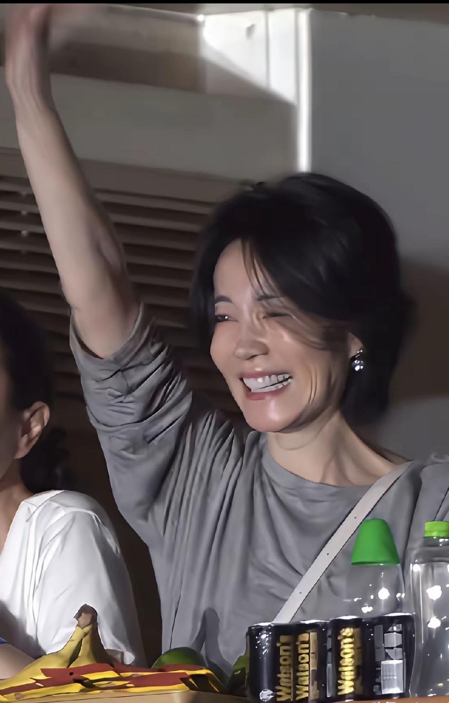 王菲和那英是闺蜜老友，8月22日那英北京演唱会上，王菲也去捧场了，那英在台上卖力
