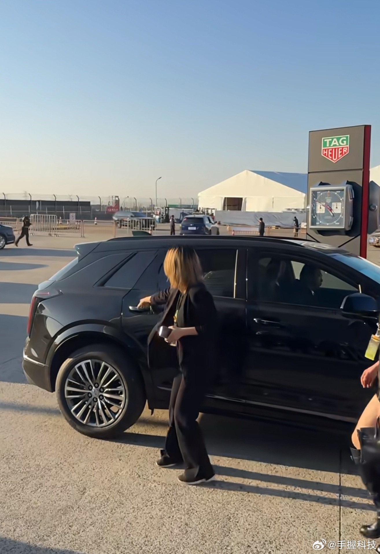 曝关晓彤喜提新车这是参加甜茶首映礼那天吧？眼拙没看出什么车，有没有知道的？ 