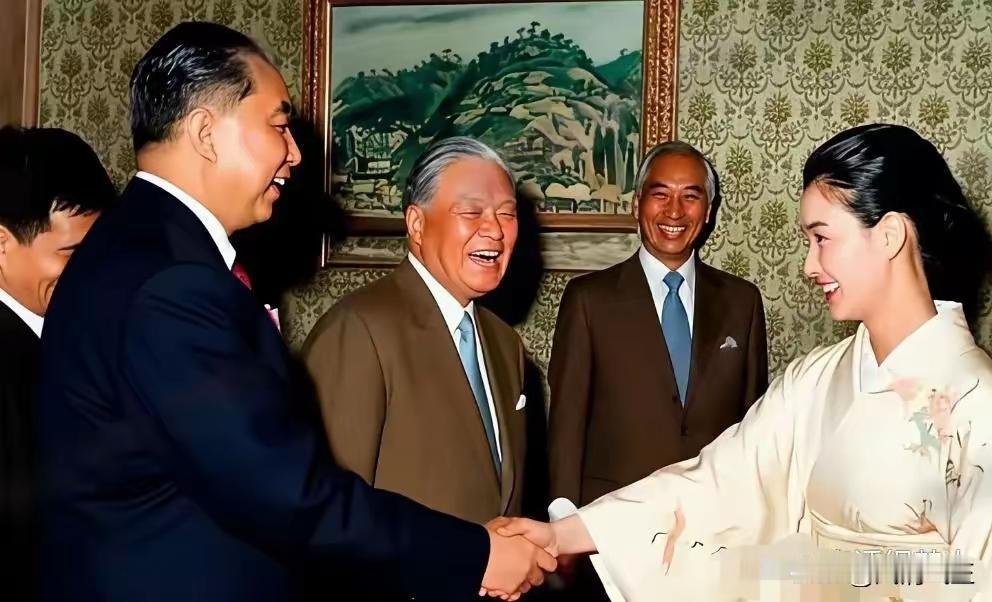 近期网络流传华国锋主席身穿西装的照片，引发不少网友热议：华国锋主席生前是否穿过西