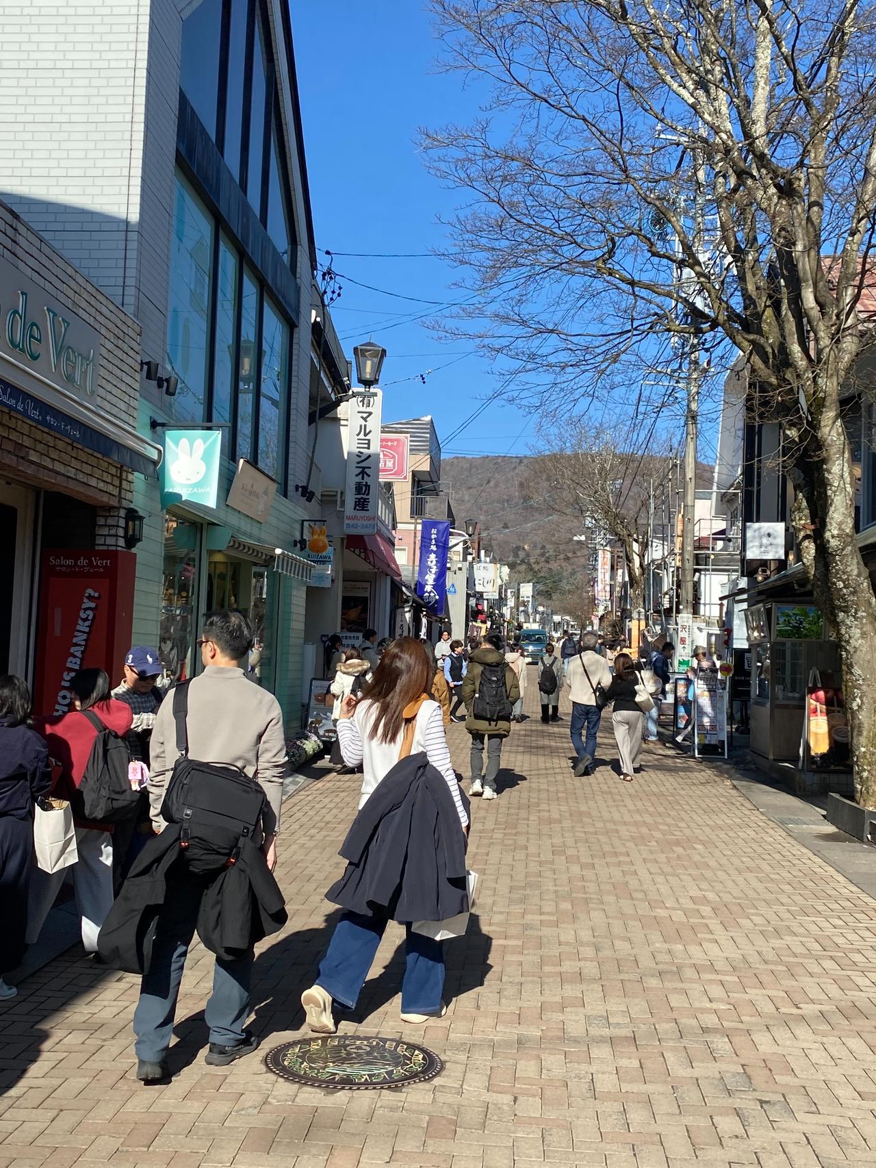 位于轻井泽旧区的银座大道，其实就是一条类似上海的“七宝老街”的商店街[微笑]不过