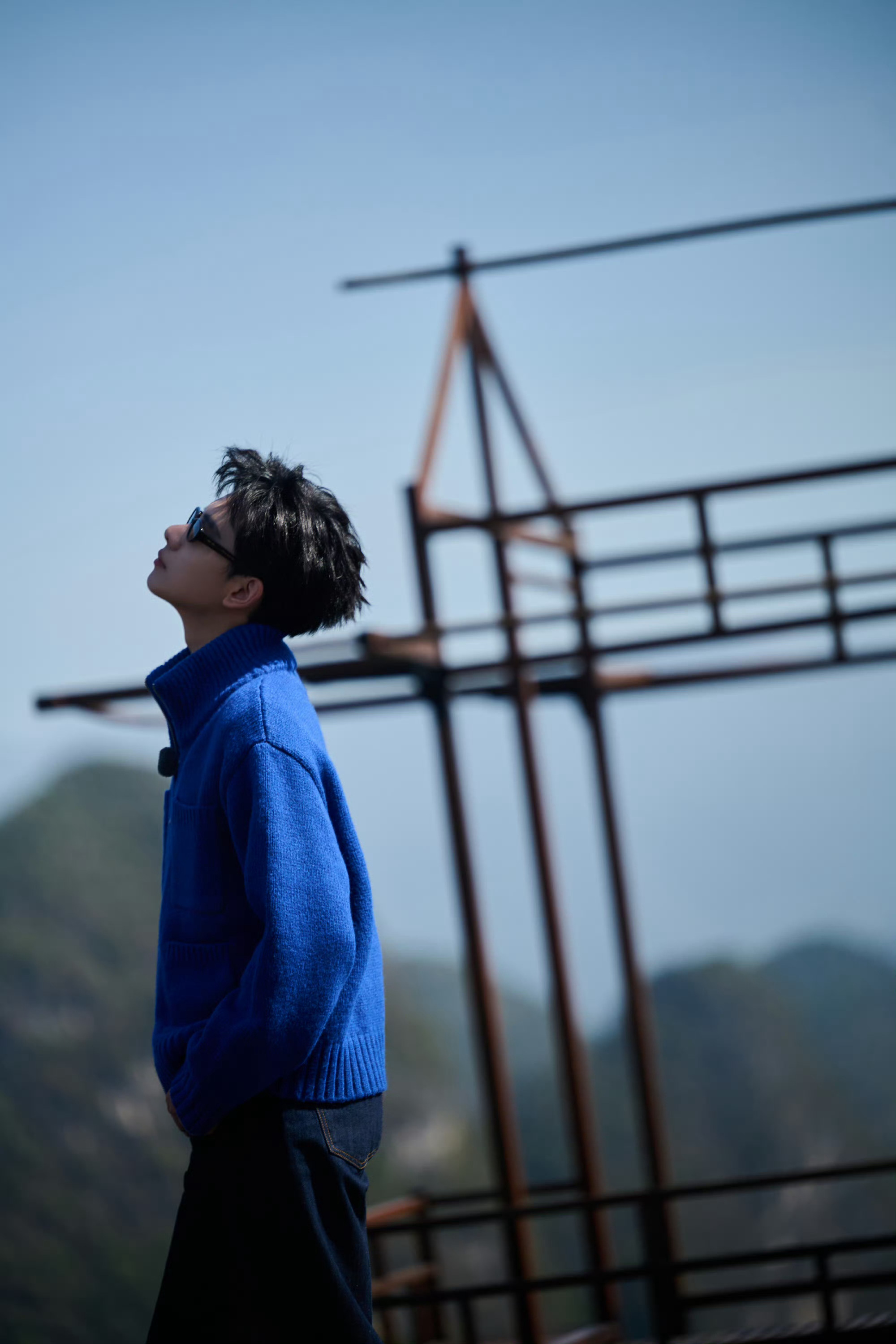 大自然当背景的胡先煦太好看了，宝蓝色好显白啊！一想就有新节目看