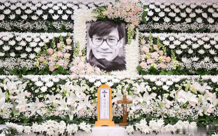 安圣基遗照 韩国国民演员安圣基因病去世，其灵堂设置在首尔圣母医院的殡仪馆，选择他