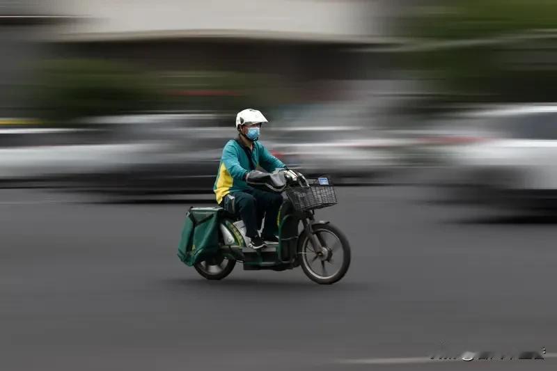 江苏这起快递员送错快递被杀的事儿，真让人痛心。10月17日晚7点，30岁的快递员