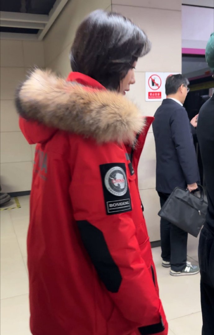 武汉地铁偶遇王珞丹  王珞丹地铁出行，展现了明星的平凡一面。她的背影在人群中格外