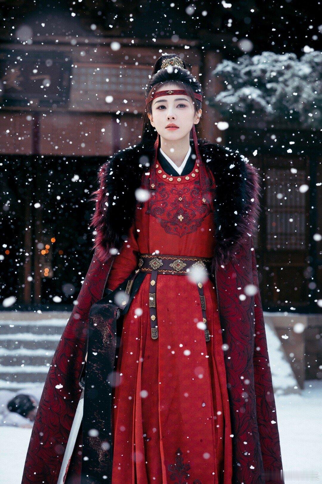 优酷携手白鹿共同探唐宫 唐宫背景的探案故事，氛围感一下子就上来了。白鹿饰演的李佩