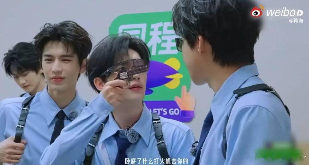丁程鑫装狠失败开始推理吧丁程鑫拿着玩具手枪耀武扬威，想靠道具给自己增加底气震慑刘