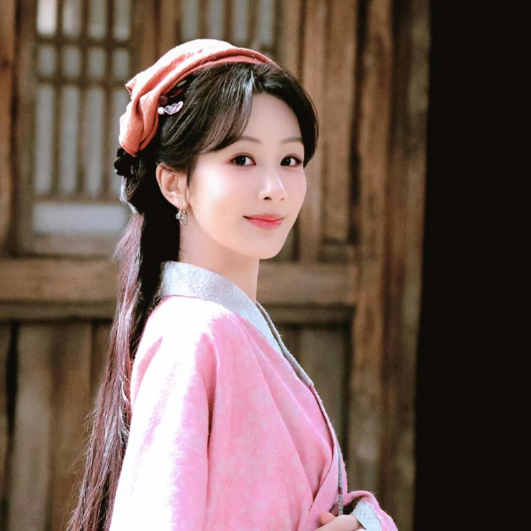 所有女演员中
我发现杨紫一个稀奇的事情
那就是她长的弄么漂亮，演技还好，为什么还