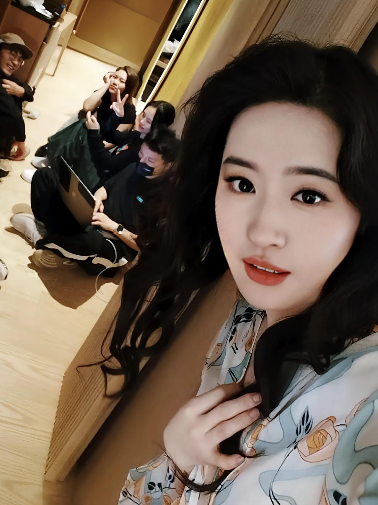 刘亦菲玩自拍的样子好可爱，还不忘让身边的人出个镜。#刘亦菲是真美# #迷人的刘亦