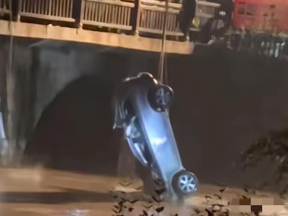 男人还在车里坐着，却放心的将车辆交给女人来驾驶，女人是个新手，啥啥不会，她竟敢愣