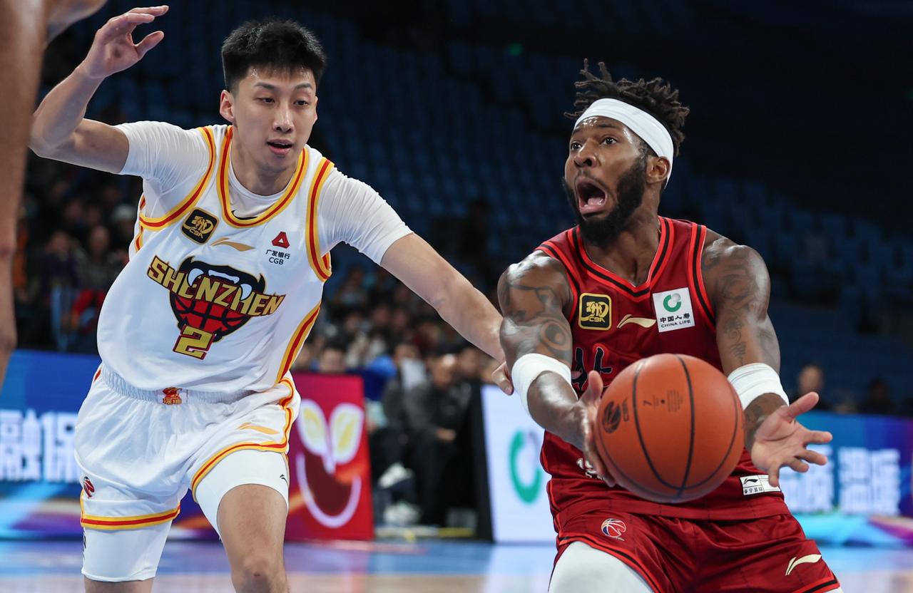 上吐下泻又怎样？比赛发烧又如何？当北京队需要他站出来的时候，他一定会通过自己的努