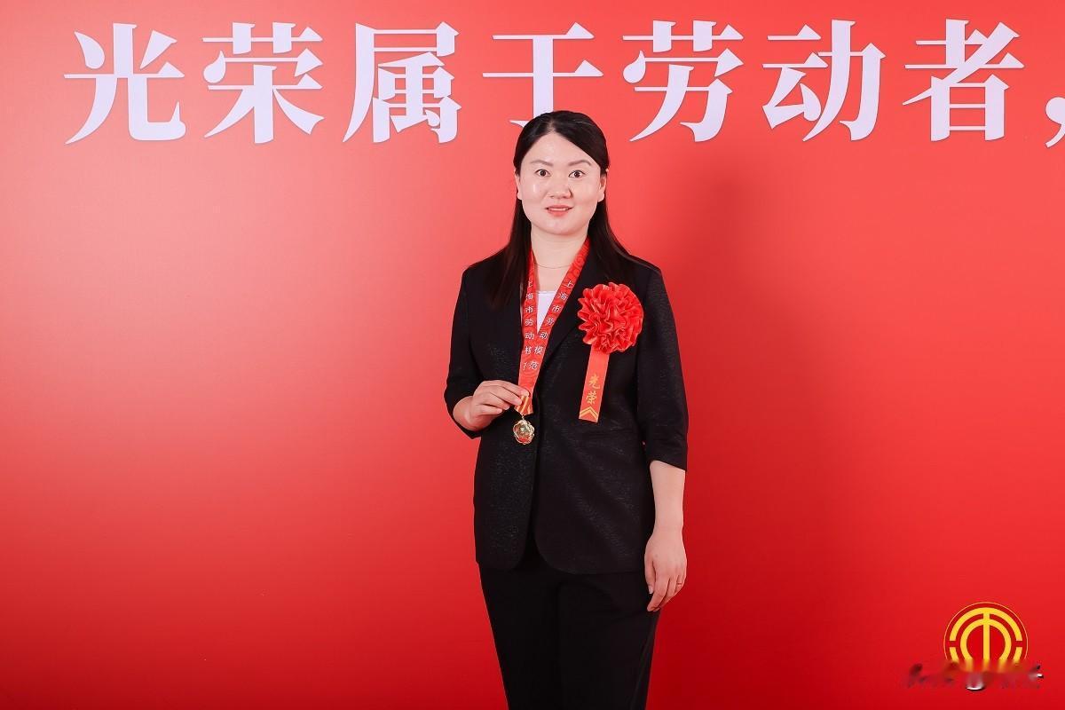 太戳心！38岁河南女子丧夫拖老带幼闯上海，十年坚守获评中国好人
 
命运最狠的打