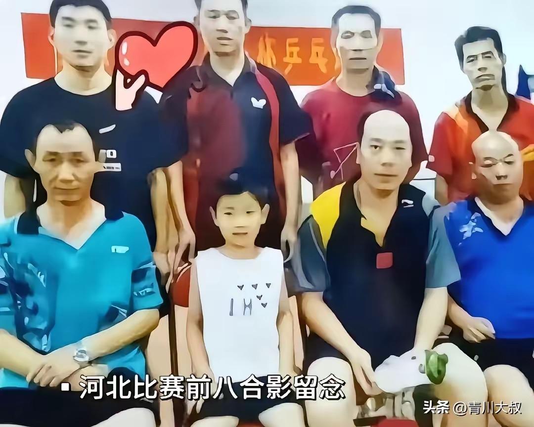 那是莎莎九岁时，
一场业余比赛打进了八强，
同旁边清一色的大哥，
大叔级队友们合