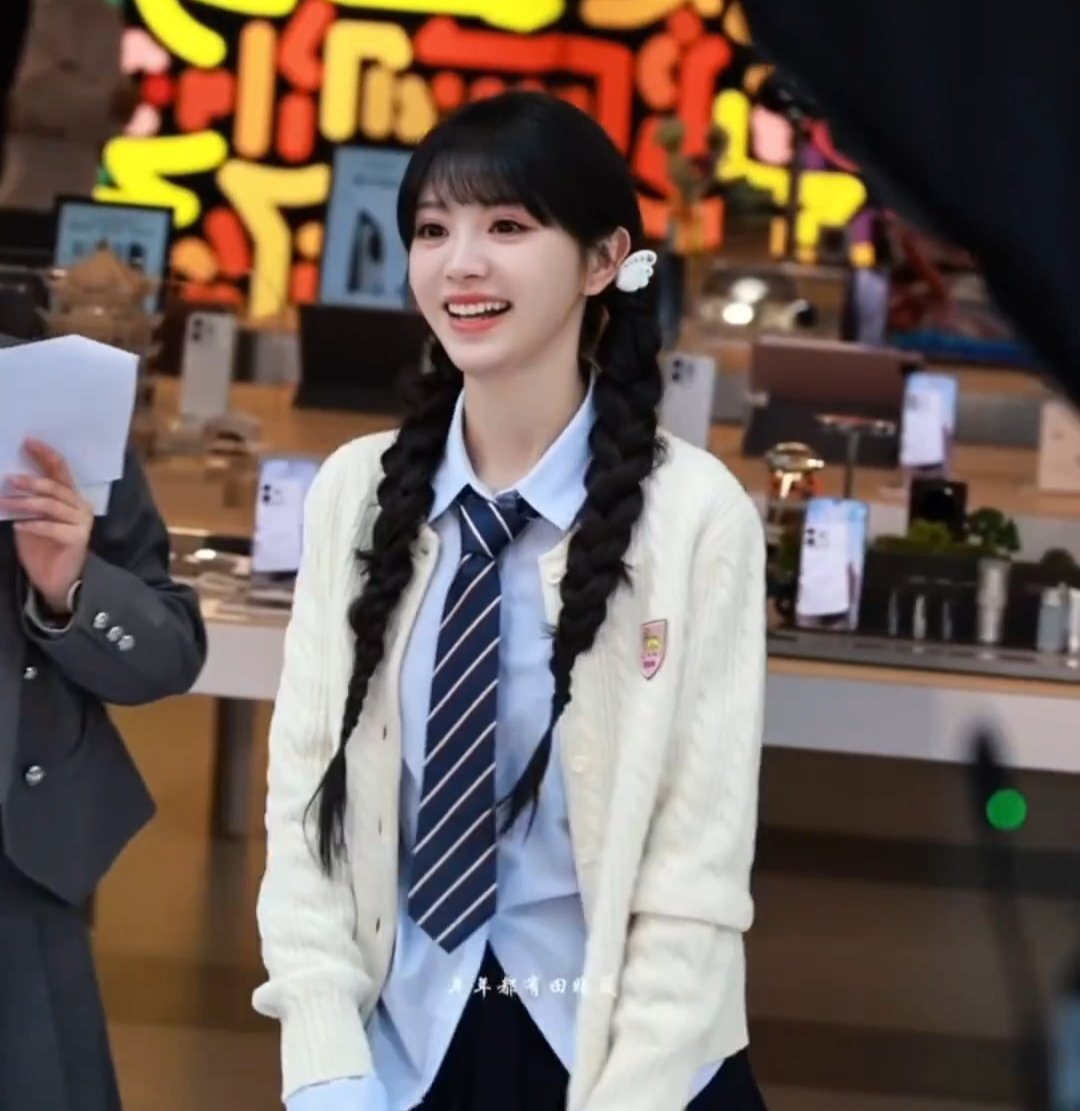 田曦薇今日线下活动直拍，学院风双麻花辫元气少女！ 