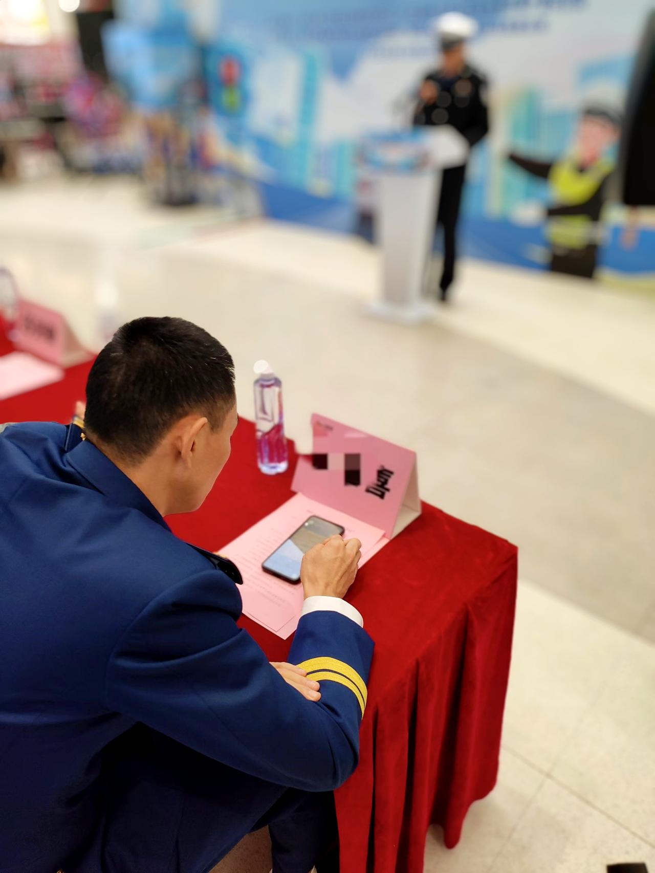 领导在台上讲，猜猜嘉宾在台下玩啥益智游戏？评论区见。