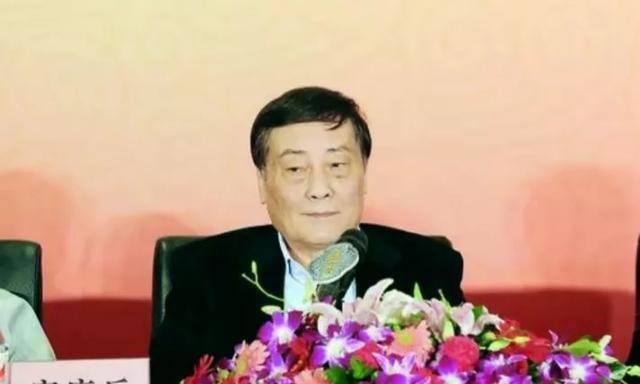 一位跟了宗庆‎后几十年的资深前高‎‏管‍，曾‍在私下饭局里聊‎﻿起过一些‌外人不