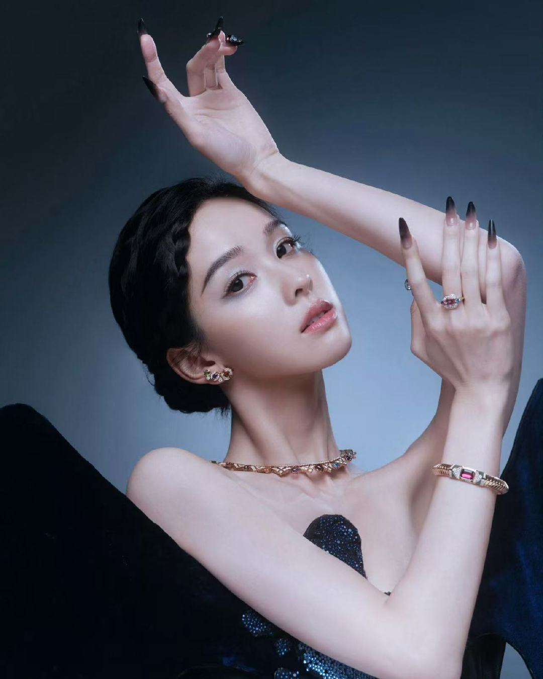 陈都灵羽翼造型 陈都灵把翅膀穿在身上了很难不心动！陈都灵羽翼黑裙造型，翅膀立体灵