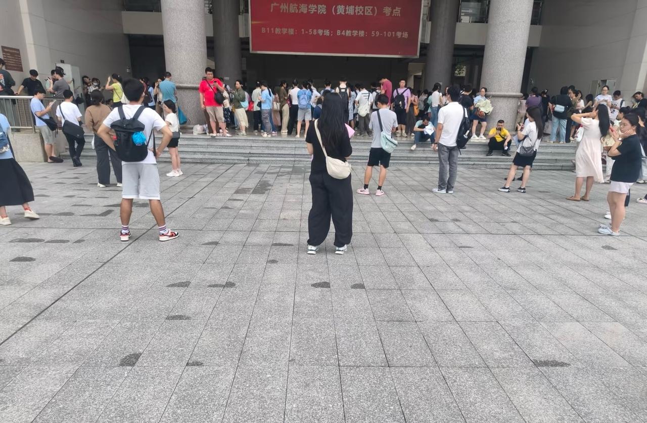 荔湾区社区工作专职考试，101个考场，四千多人争30几个岗位，不知道还以为考公，