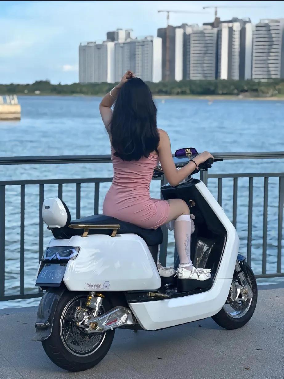 秋天的一件小事秋日风清，我骑着电动车短途出游。不必追赶行程，沿着乡间小路慢慢前行