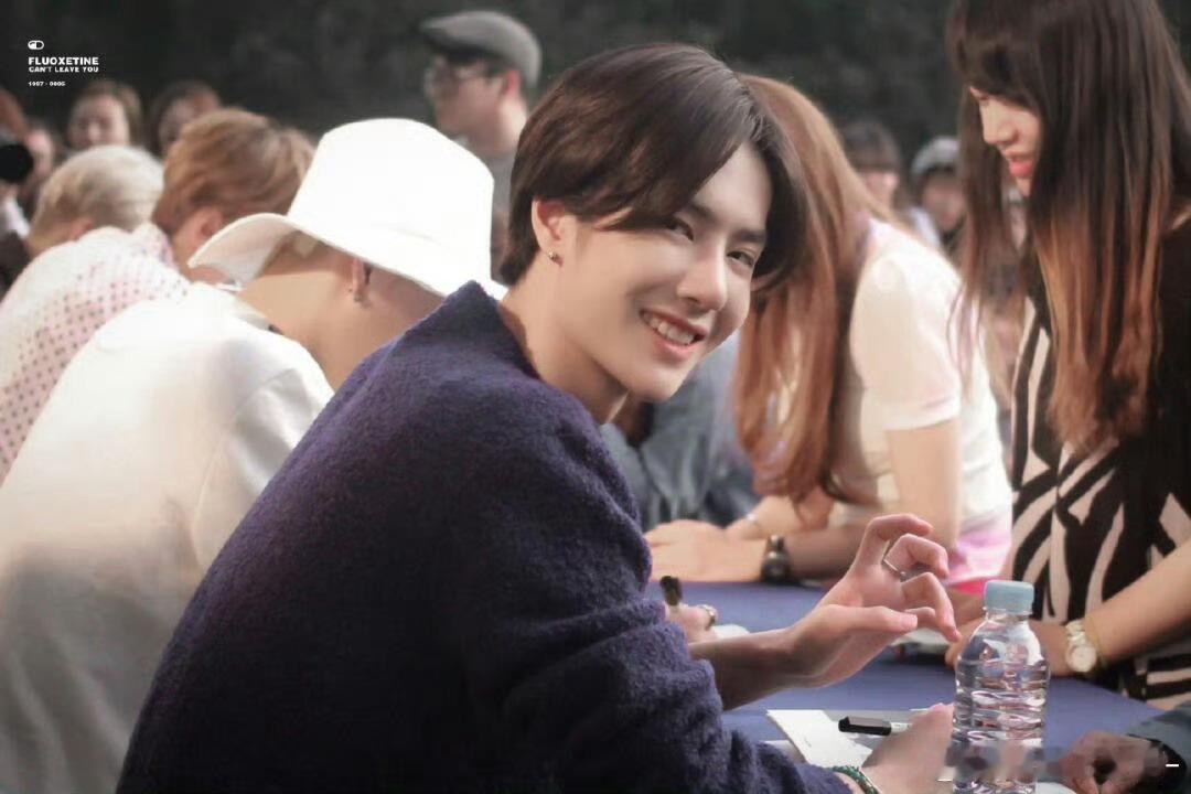 OMG 简直就是上辈子的王一博阿！还会特意看粉丝镜头