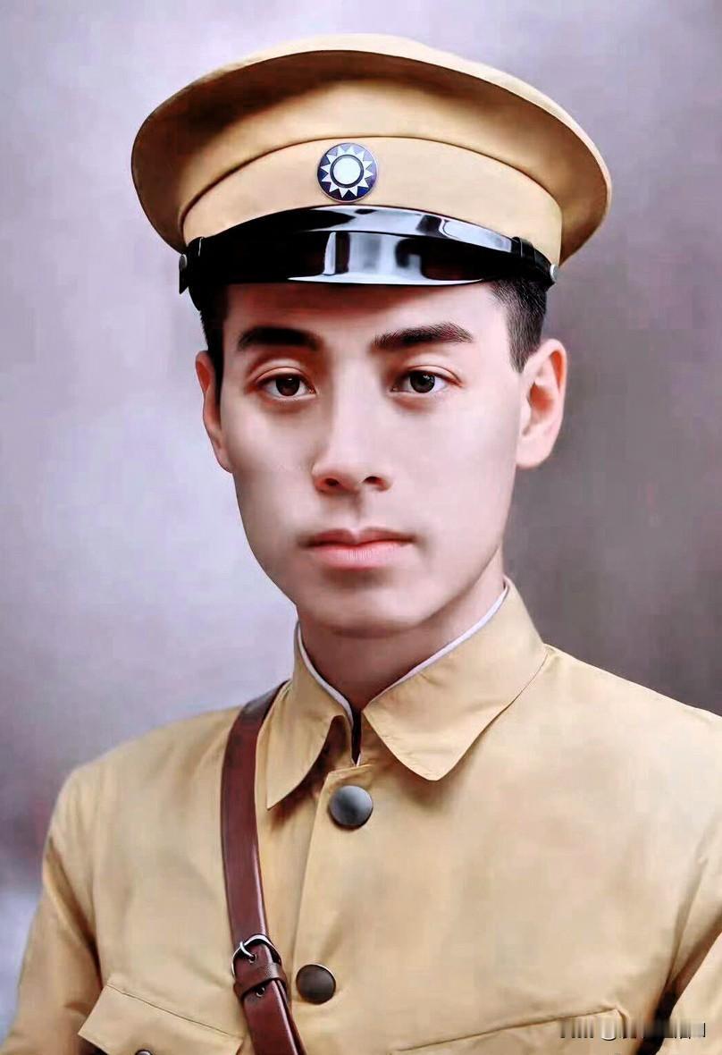 1925年黄埔军校时期的周总理，那年他27岁，出任黄埔军校政治部主任，是当时最年