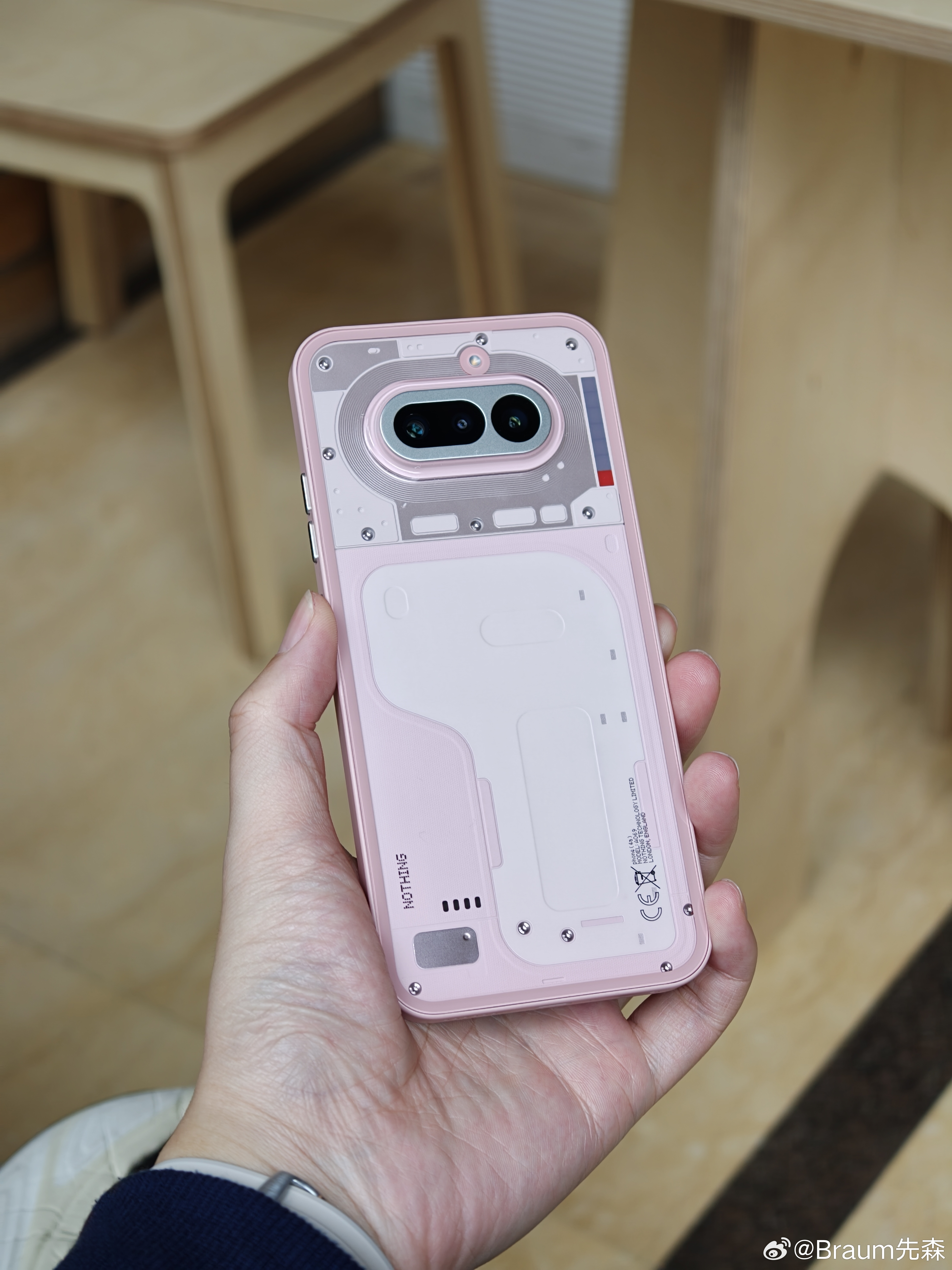 Nothing这个粉色挺特别的，透明后盖+粉色中框。 