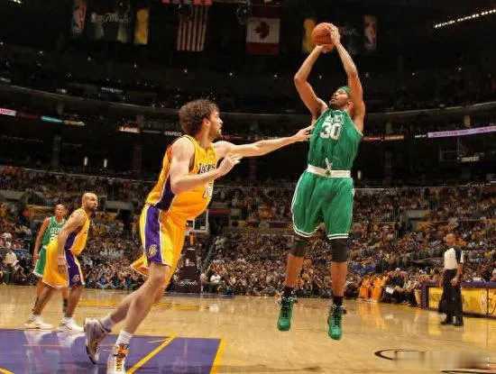 *凯尔特人“黄绿大战”大胜湖人   在这场备受瞩目的“黄绿大战”中，波士顿凯尔特