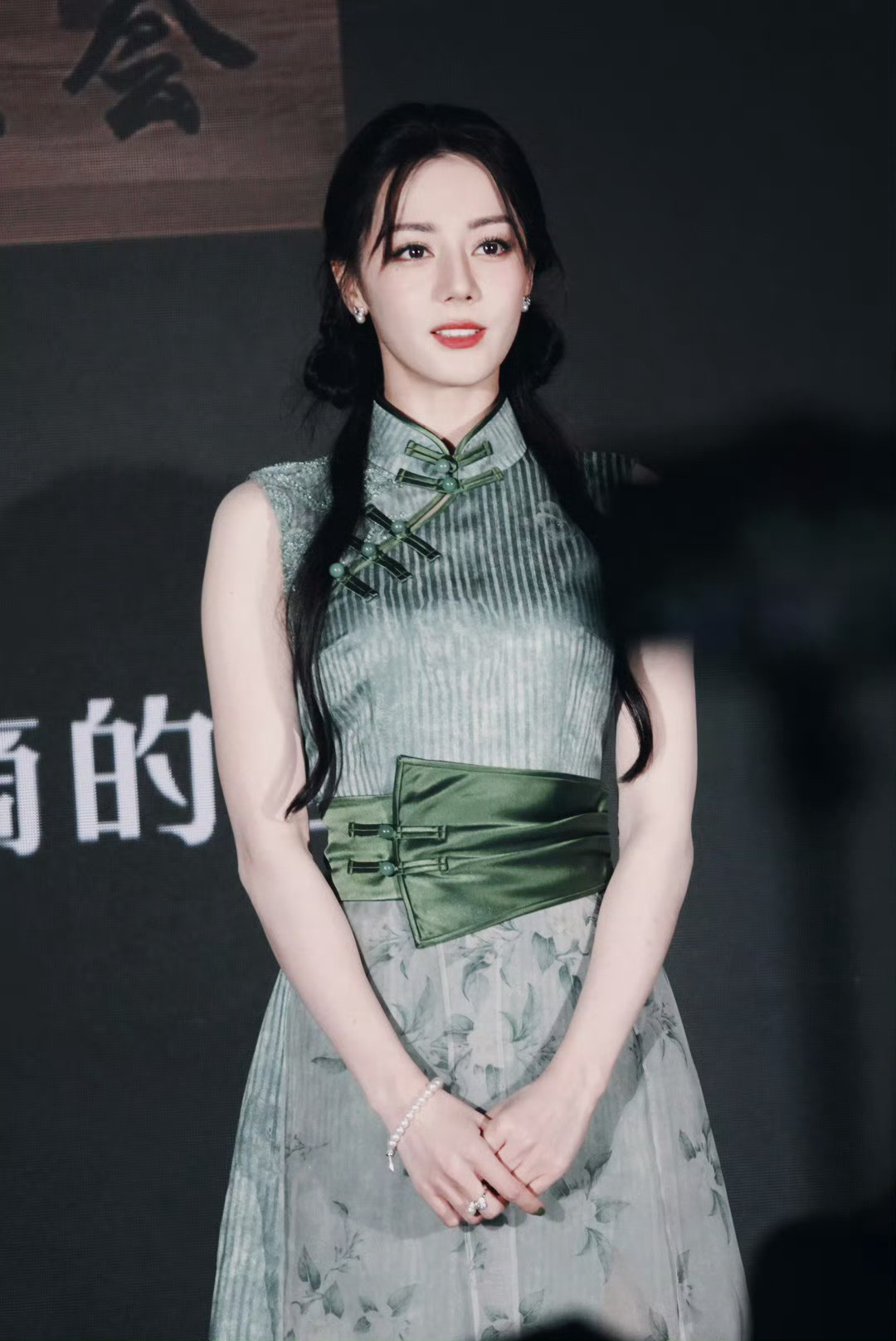 迪丽热巴[超话]迪丽热巴益起来 dlrb每日一善每一处风景都是生命的驿站，用乐观