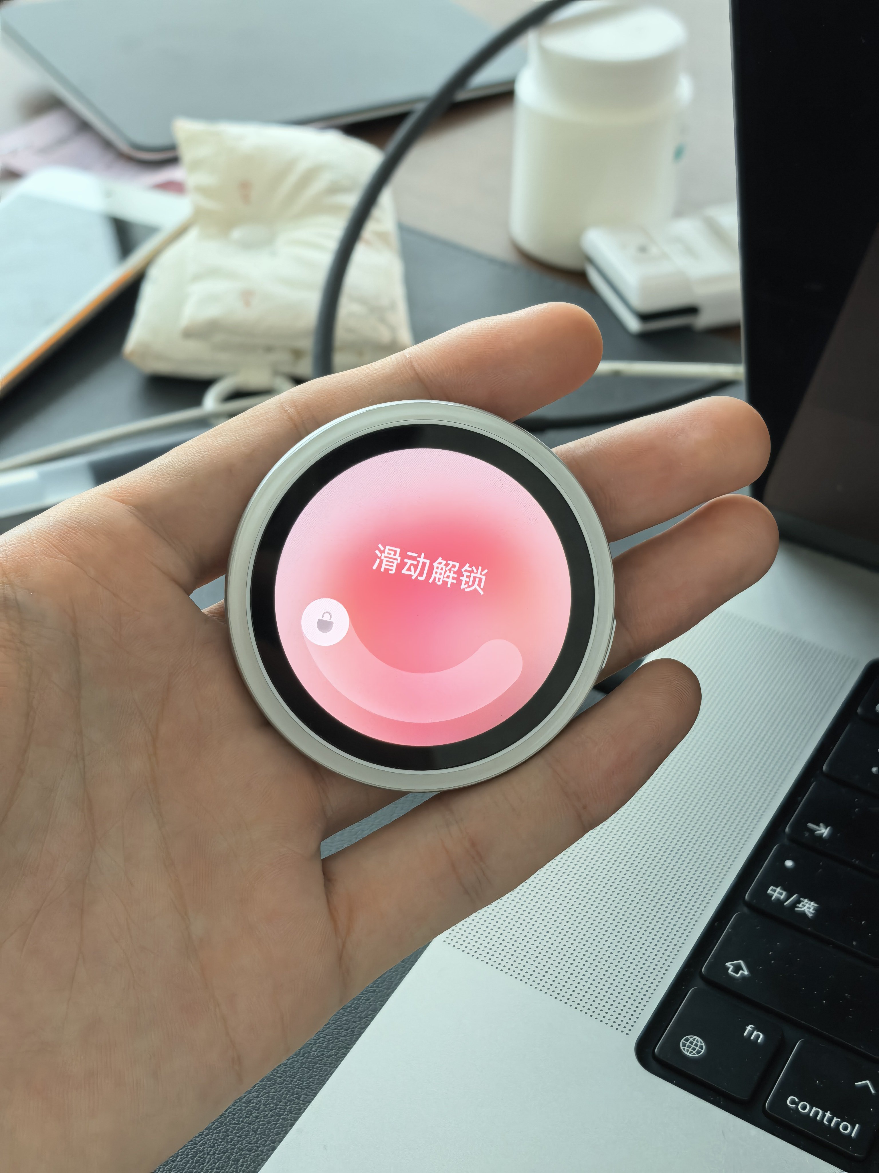 绿厂的Bubble潮玩自拍屏，很薄很有意思的一块小屏幕，延迟非常低，可以吸附在手