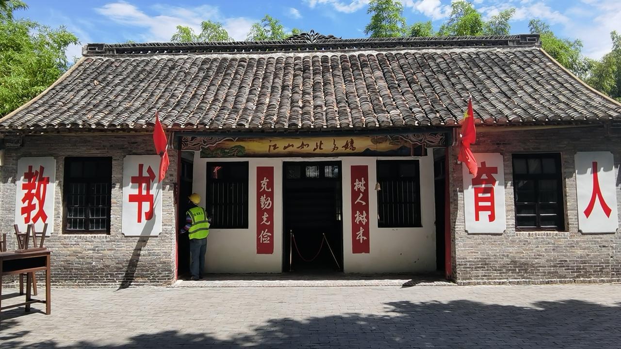 [烟花][烟花]六一带着小孙女来到草房子乐园，追寻曹文轩童年生活的轨迹。这里是《