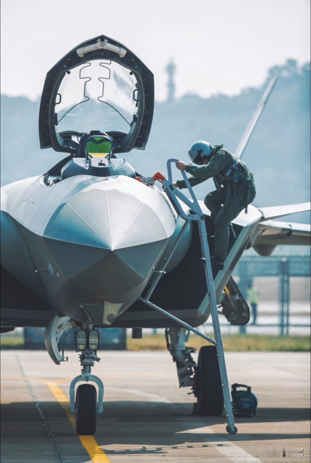 【歼20威龙——世界现役最强大战机之一！】歼20战机于2011年1月11日首飞，