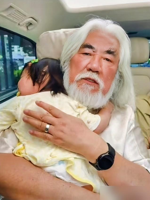 74岁的张纪中，又在直播带货时累睡着了。
被老婆杜星霖推醒后，迷迷糊糊接着卖金