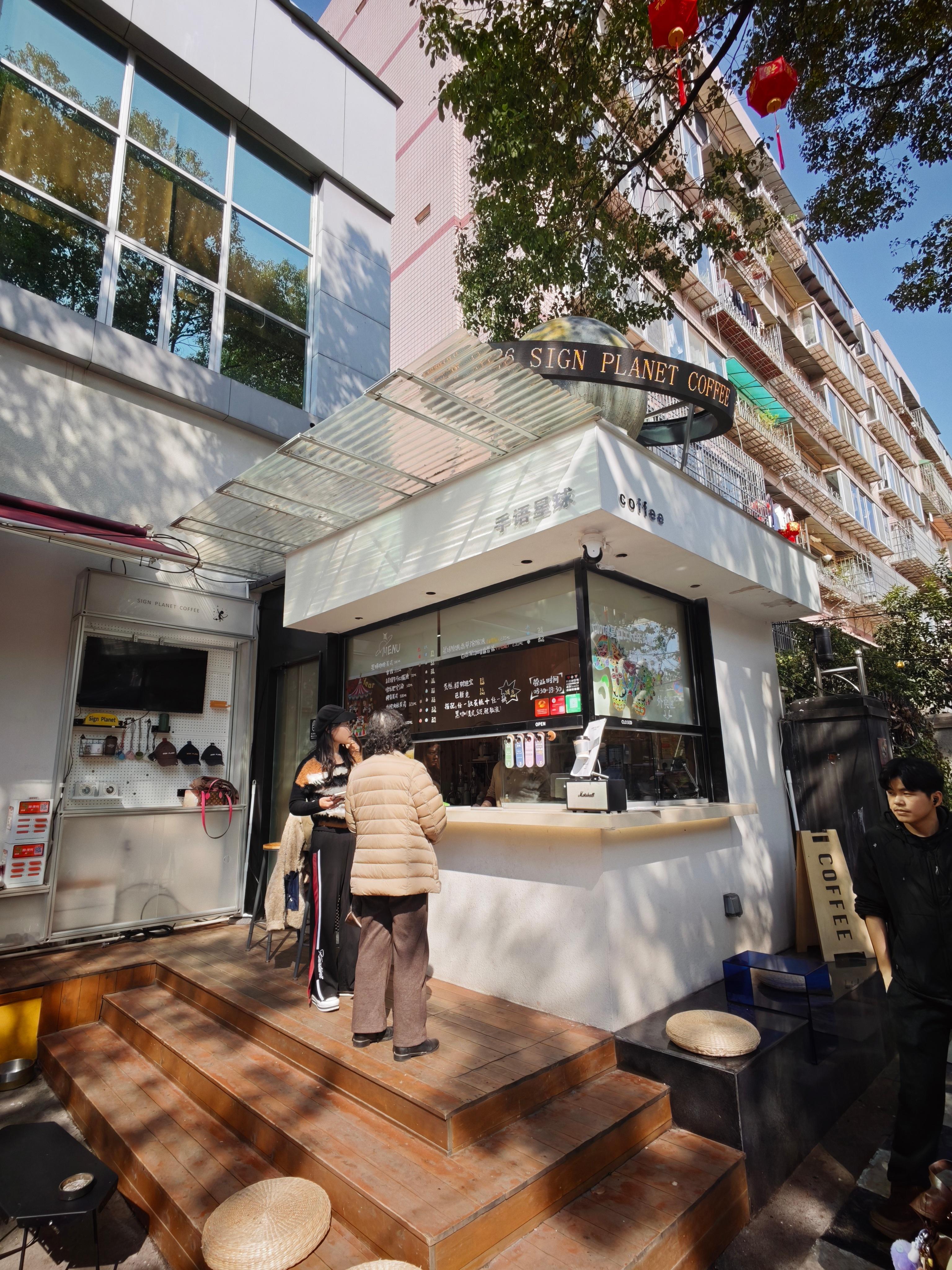 汪涵11岁儿子在咖啡店当义工汪涵开的手语星球咖啡店不是闹着玩，他也是真的在亲力亲