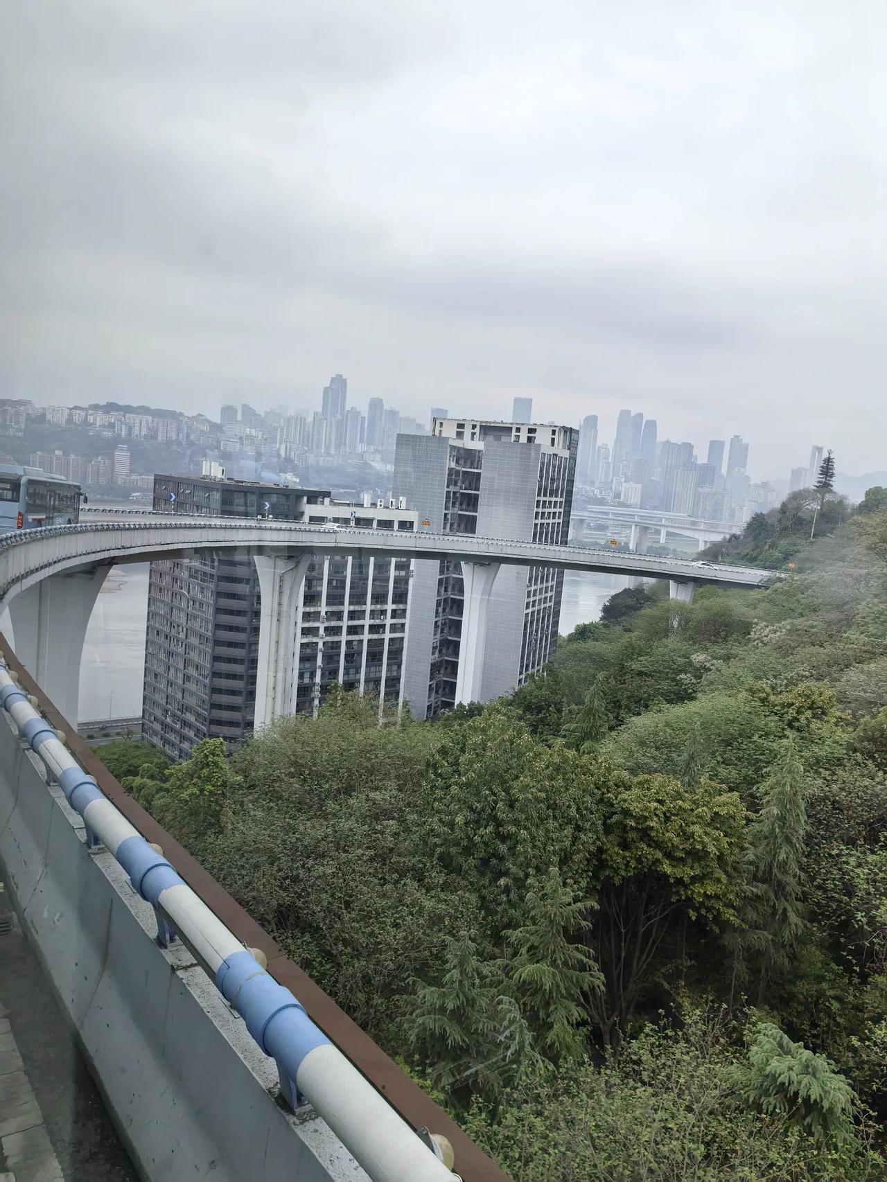 一身衣服不超过一百块钱丢人吗自己不觉得丢人就行，为啥要取悦别人呢，为啥要在乎别人