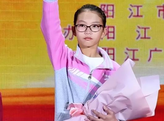 2006年，广东一男子在医院陪护流产的妻子。谁知，他出去抽烟时，发现了一名女弃婴