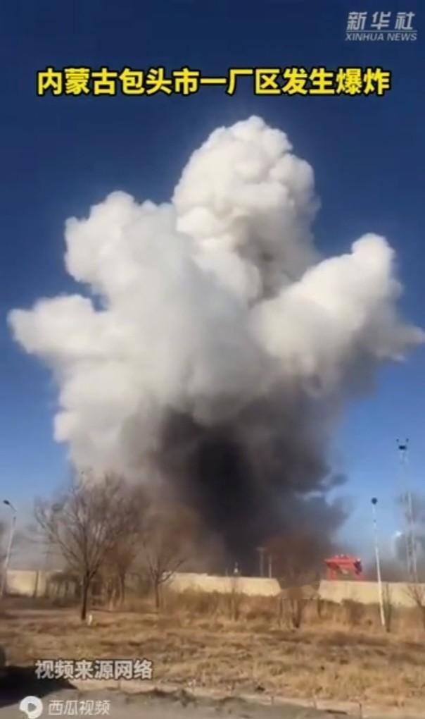 爆炸发生在下午，

包钢那边一声巨响，

周围村子玻璃全碎了。

没人想到，上班