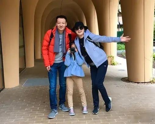 朱媛媛和辛柏青领证那天，刚走到民政局，朱媛媛停下了脚步：“我提2点要求，你要是答