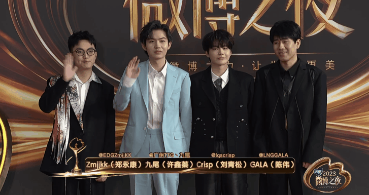 Crisp和Gala！有点帅啊！

#刘青松红毯造型##Gala红毯造型#