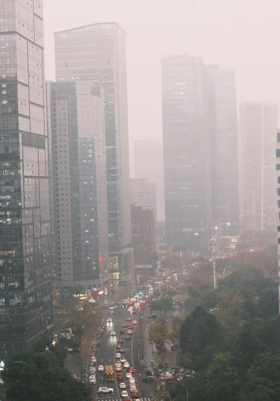 原片直出：成都今天自带滤镜
可怕的雾霾天气，相机镜头都感觉对不上焦了。
公园城市