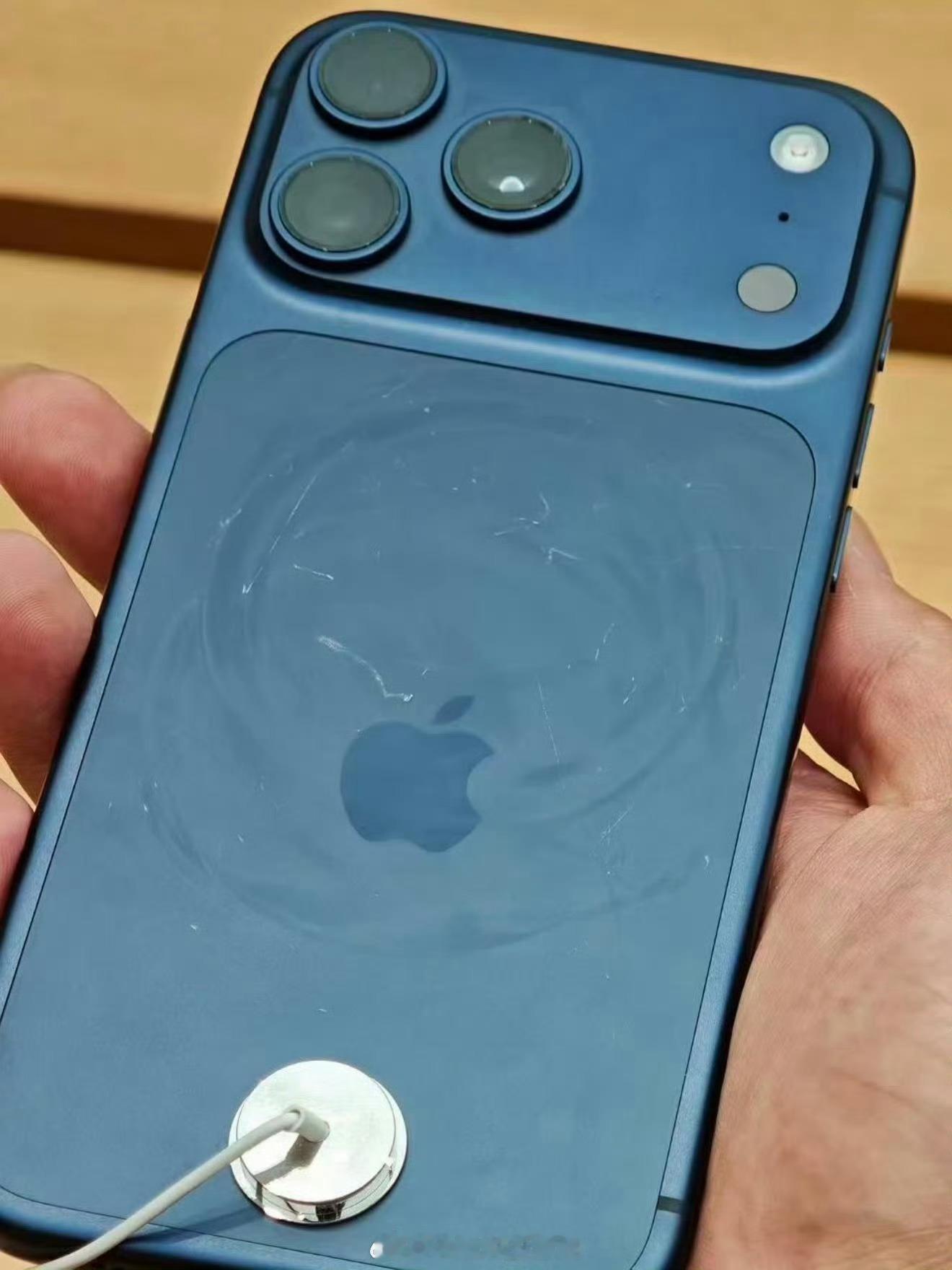 iPhone17系列展示机刮痕原因 但不关心什么原因，这一代iPhone17 P