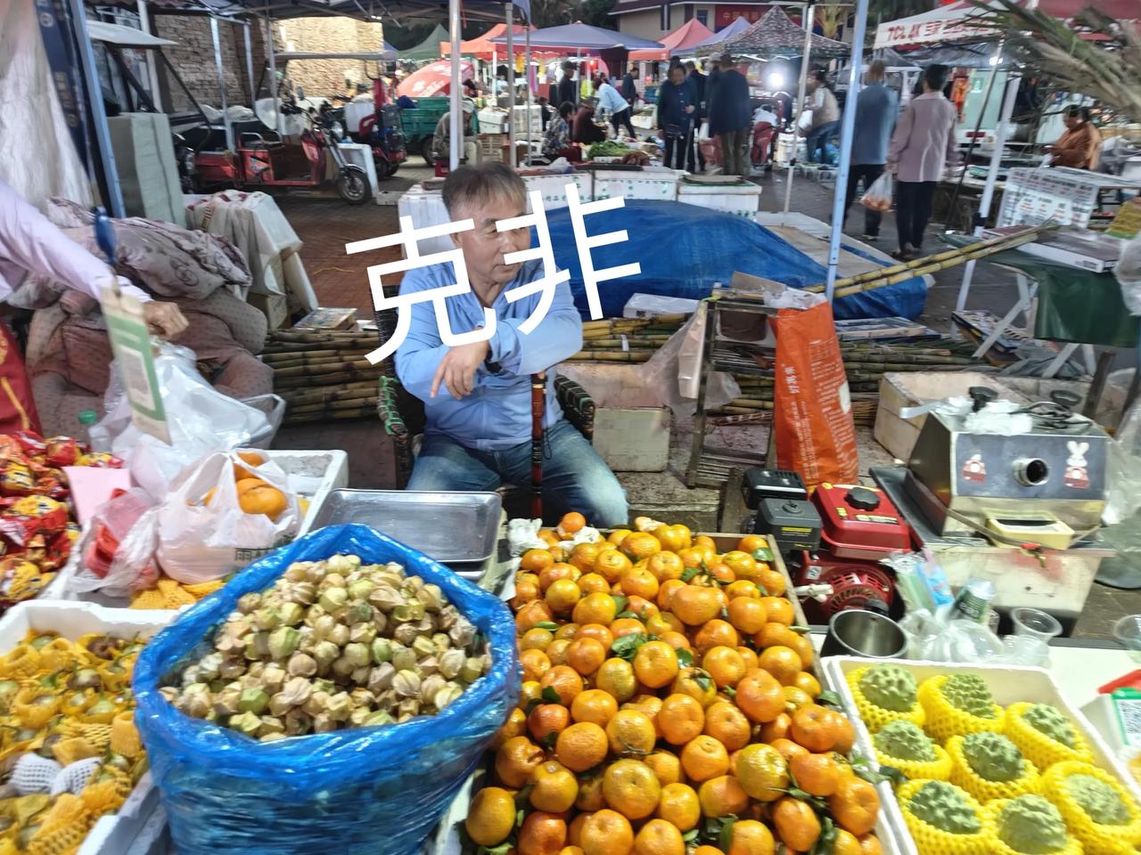 渐近东北街，但见餐饮步行街与小市场十字路口，摆摊卖货支灶烧火各种小吃道两旁都是，
