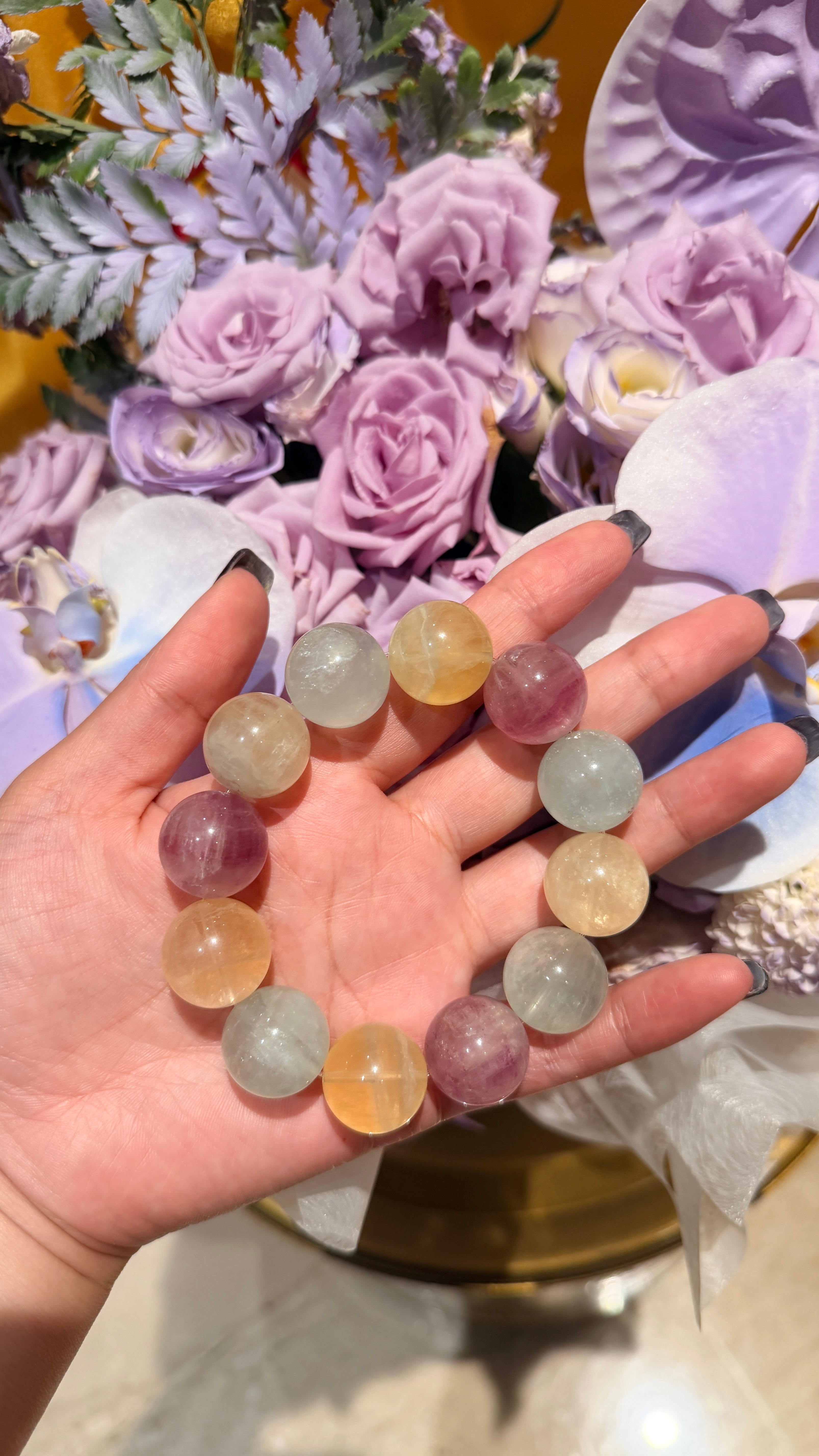新买了个水晶手串好看嘛  好喜欢这种彩色系