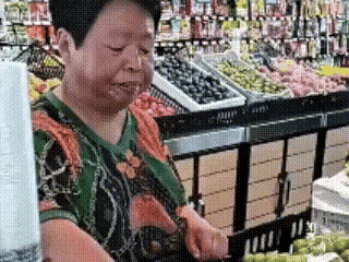 见过贪吃的，没见过这么贪吃的，真是大千世界，什么人都有啊！

相由心生，眼皮和嘴