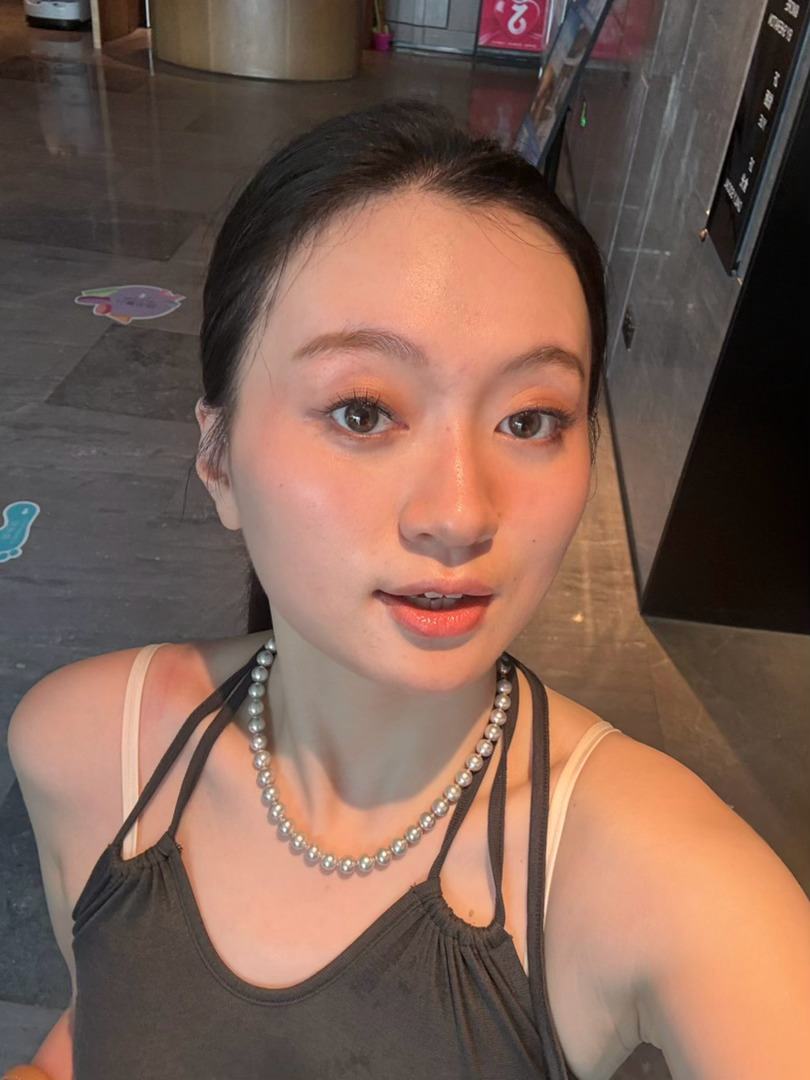 我用了新的睫毛好看吗这个很便宜的但是我感觉贴得不够牢不知道是不是因为今天出汗多 