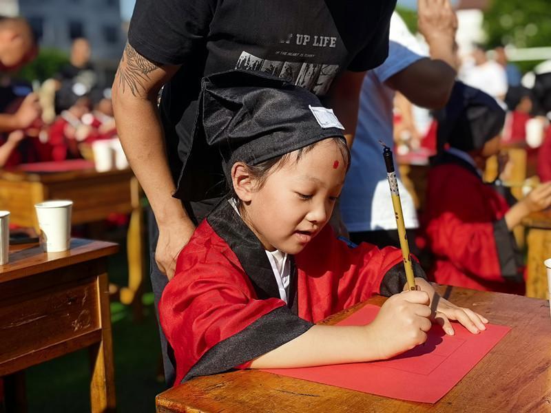 白鹿镇中心校举行一年级新生开笔礼活动
 9月3日，合江县白鹿镇中心校举行2026