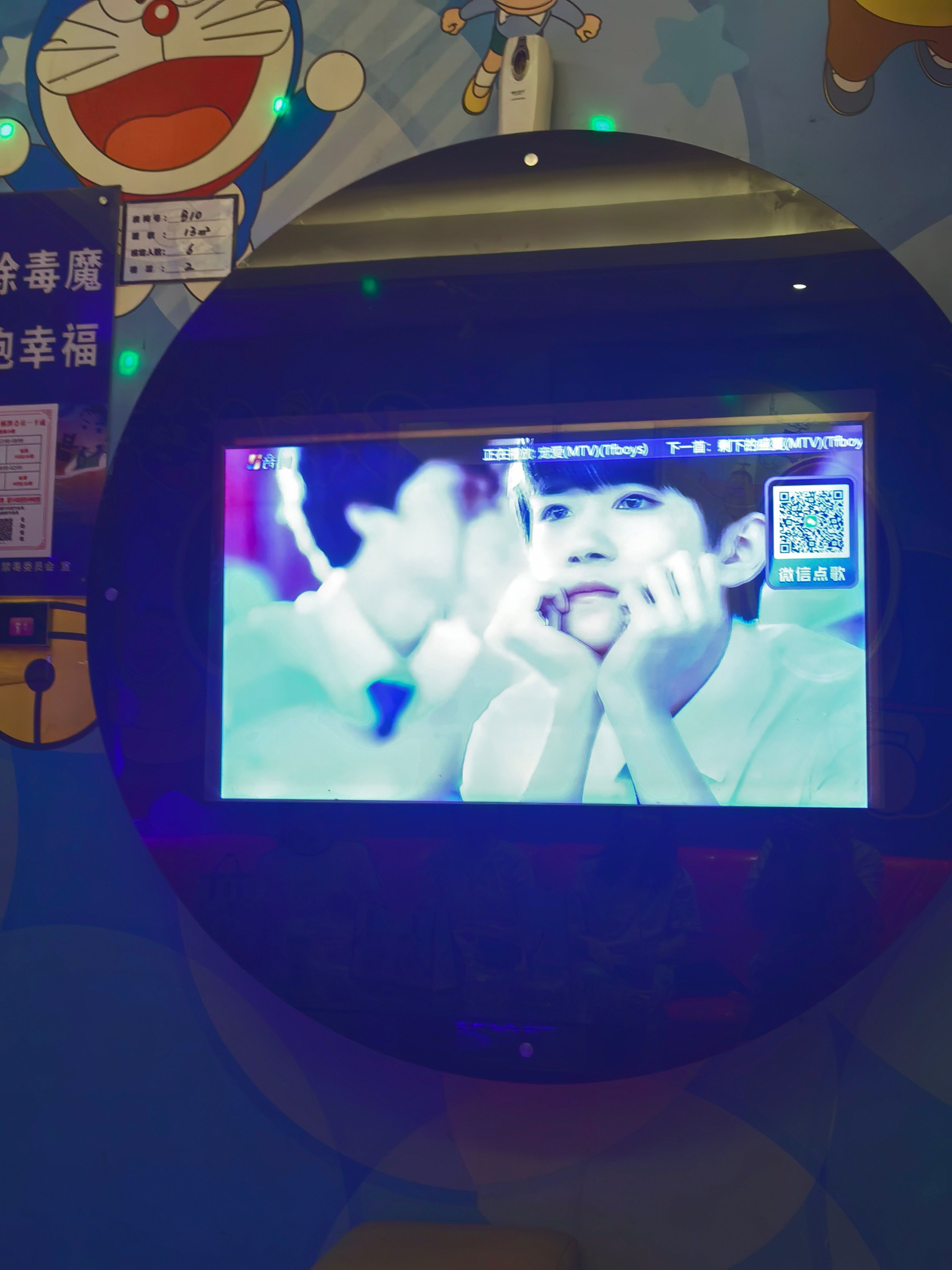 跟舍友去KTV🥺这会的小四四完全还是个小宝宝 