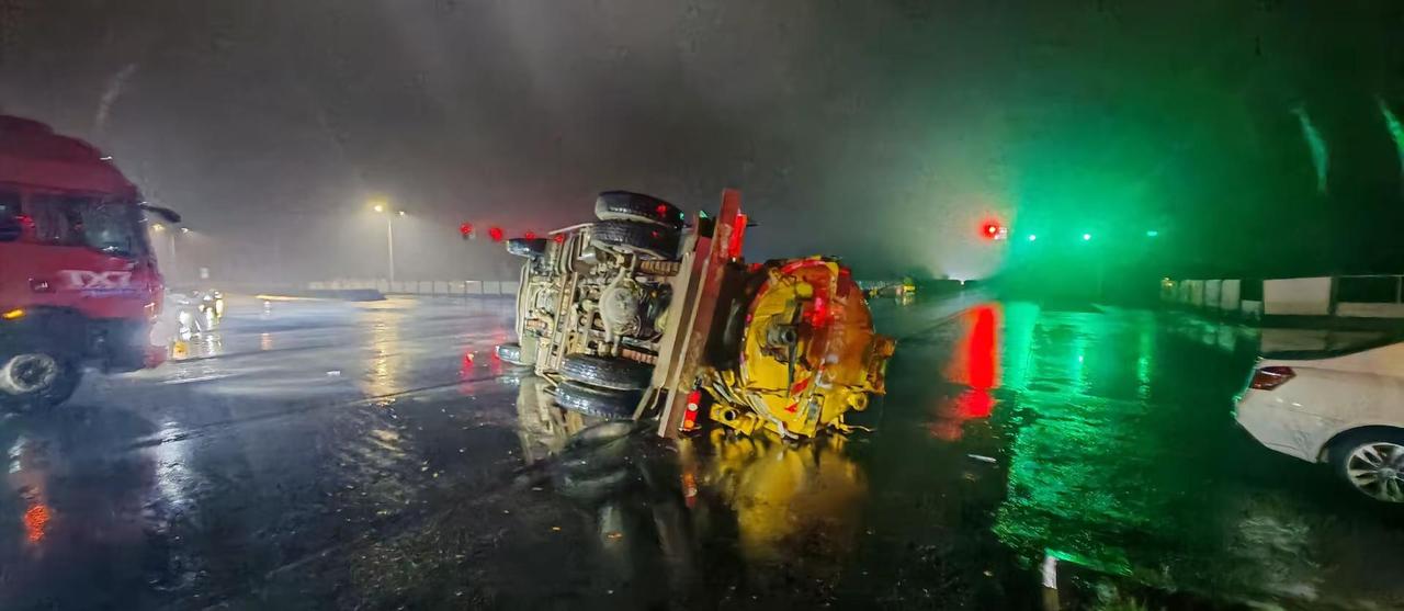 今晚在菏泽市牡丹区人民路与国花大道十字路口出现一大车侧翻事故（侧翻车辆占据三条主