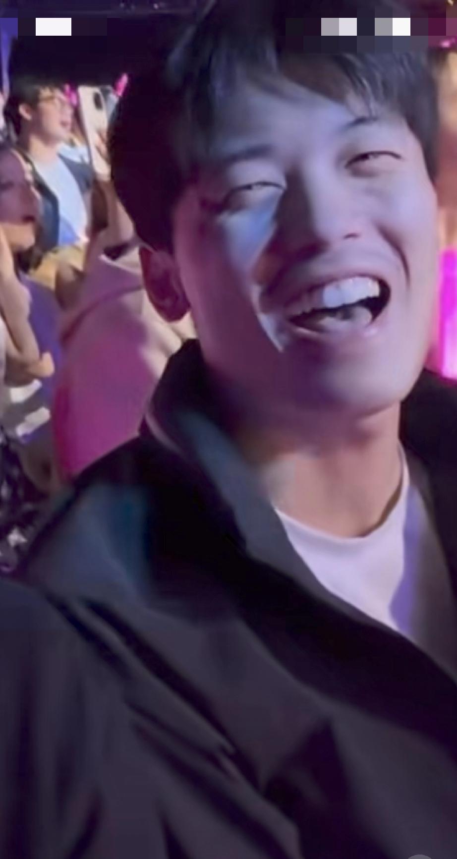 汪顺看周杰伦演唱会竟然笑成这样，网友说他发型傻傻地，还跑调了！

4月4日晚上，