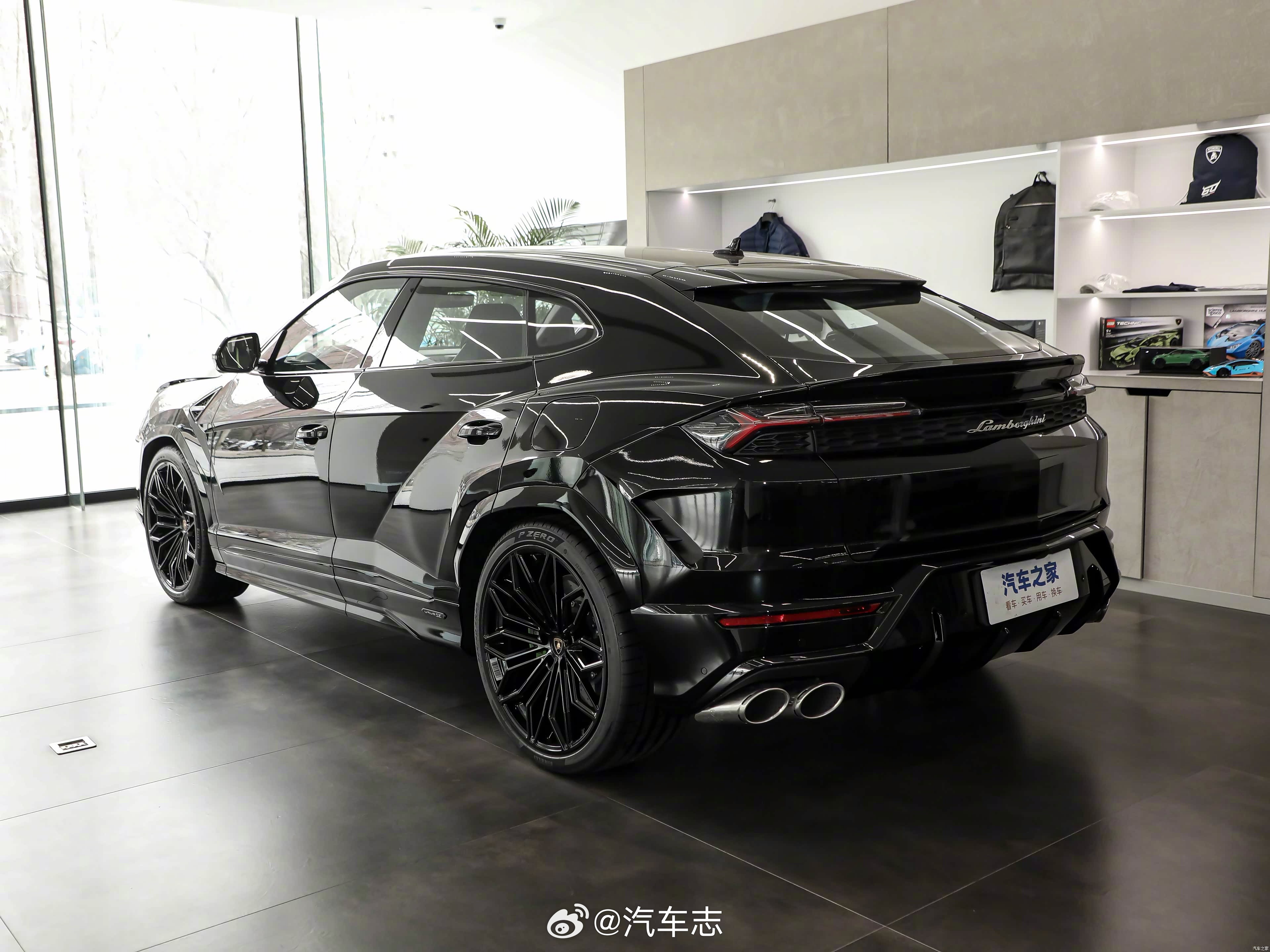 曝关晓彤喜提新车最新款的兰博基尼Urus SE